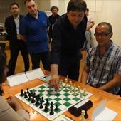 Giorno 1 - L'assessore allo sport del Comune di Maranello esegue la prima mossa del torneo